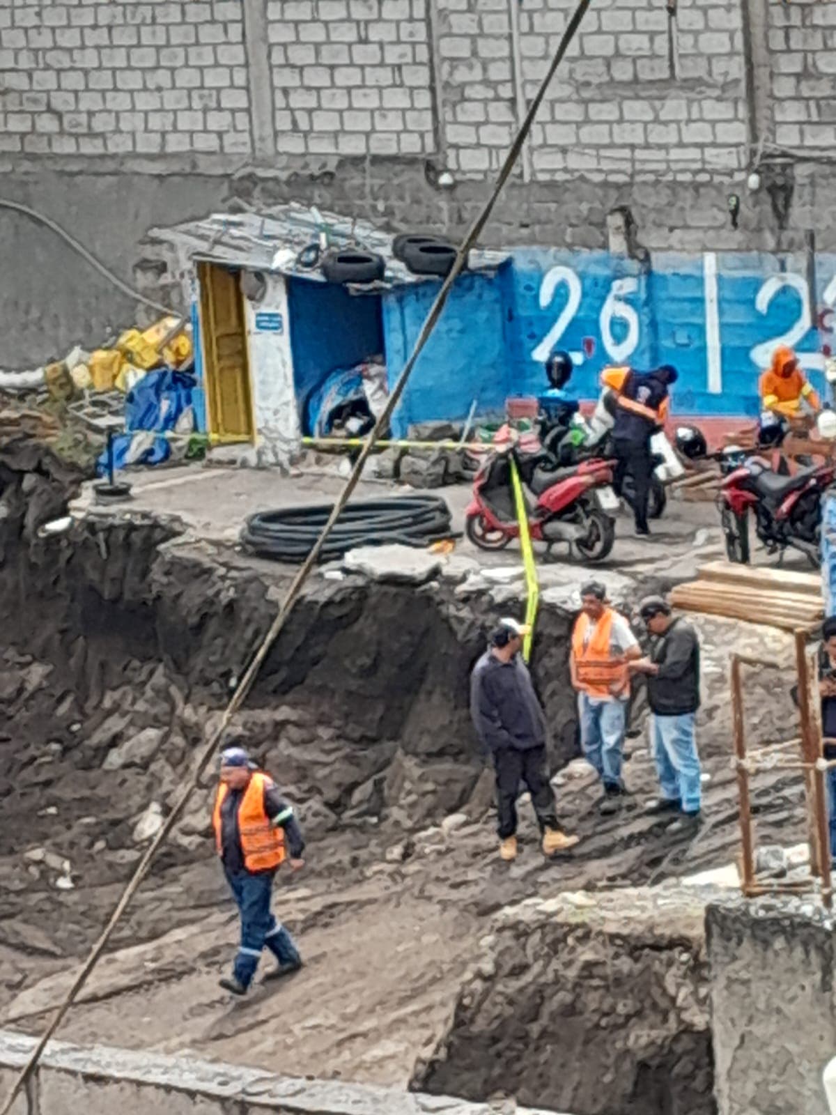 Operación junto al corte vertical sin barreras ni protección anticaídas.